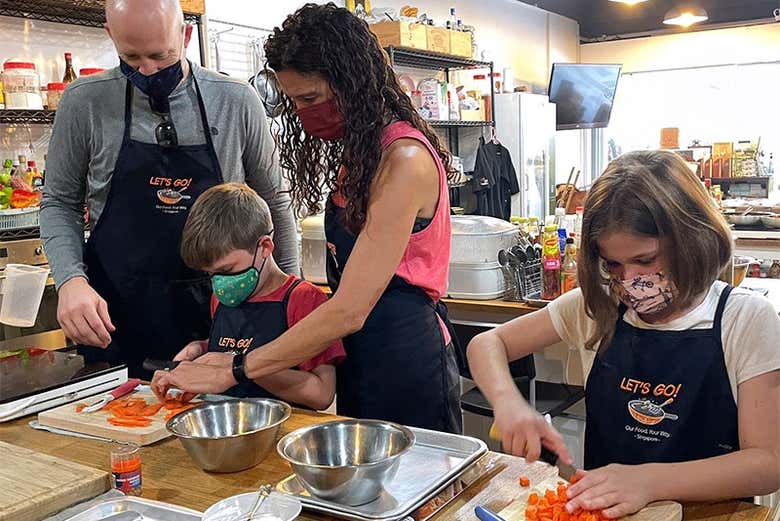 Disfrutando de la clase de cocina singapurense