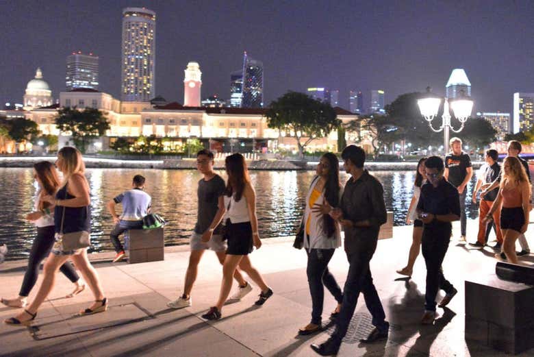 Paseando de noche por Singapur en el pub crawl